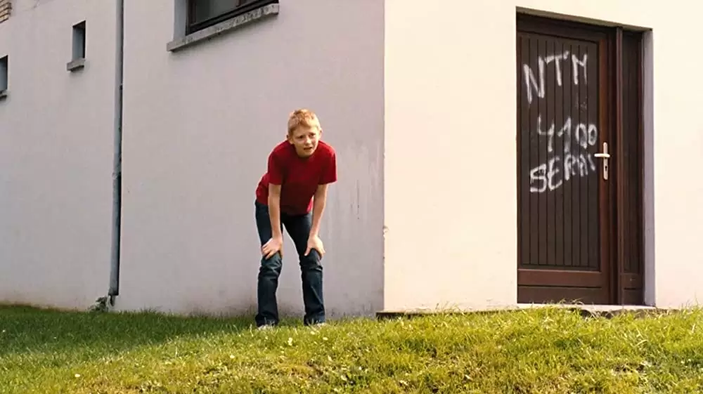 少年と自転車の画像