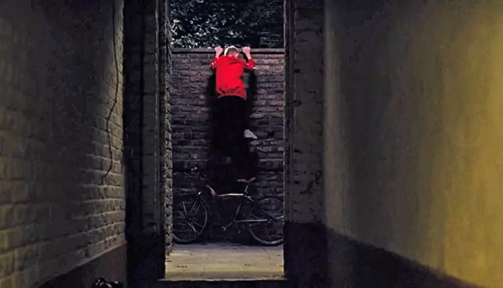 少年と自転車の画像