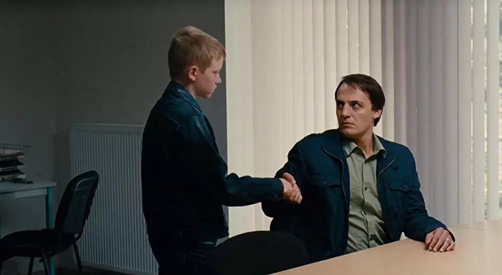 少年と自転車の画像