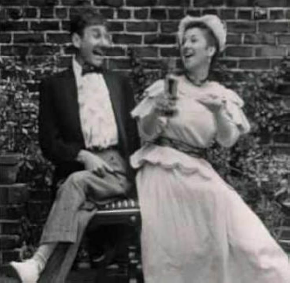 ルーニー・トム、幸福な恋人たちの写真