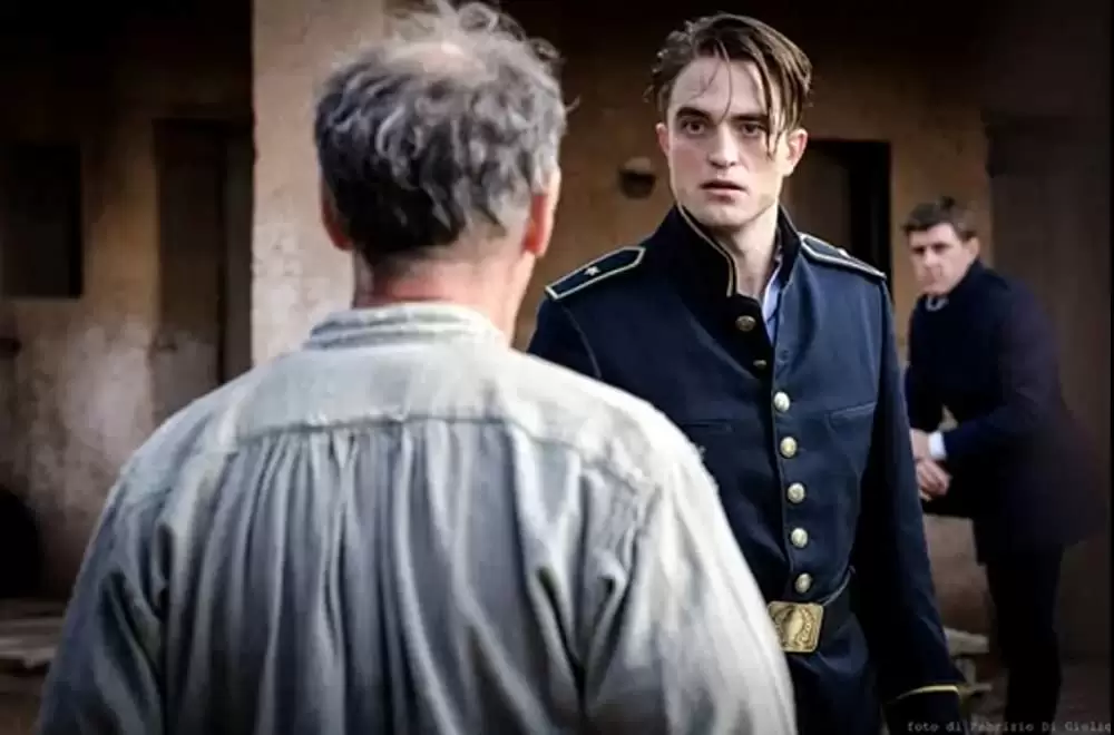 「ウェイティング・バーバリアンズ 帝国の黄昏」マーク・ライランス & ロバート・パティンソンの画像