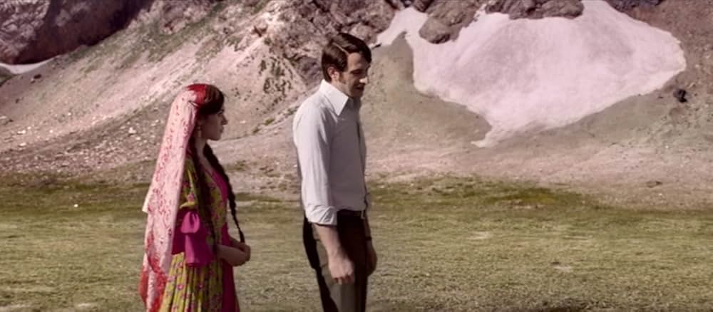 酸っぱいリンゴの木の下での画像