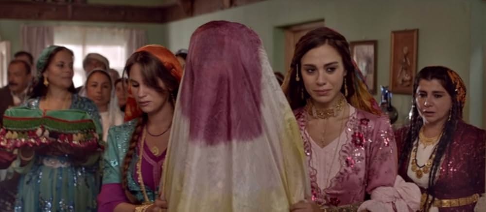 酸っぱいリンゴの木の下での画像