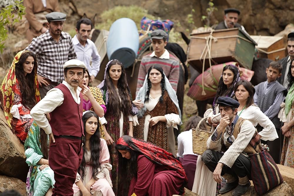 酸っぱいリンゴの木の下での画像