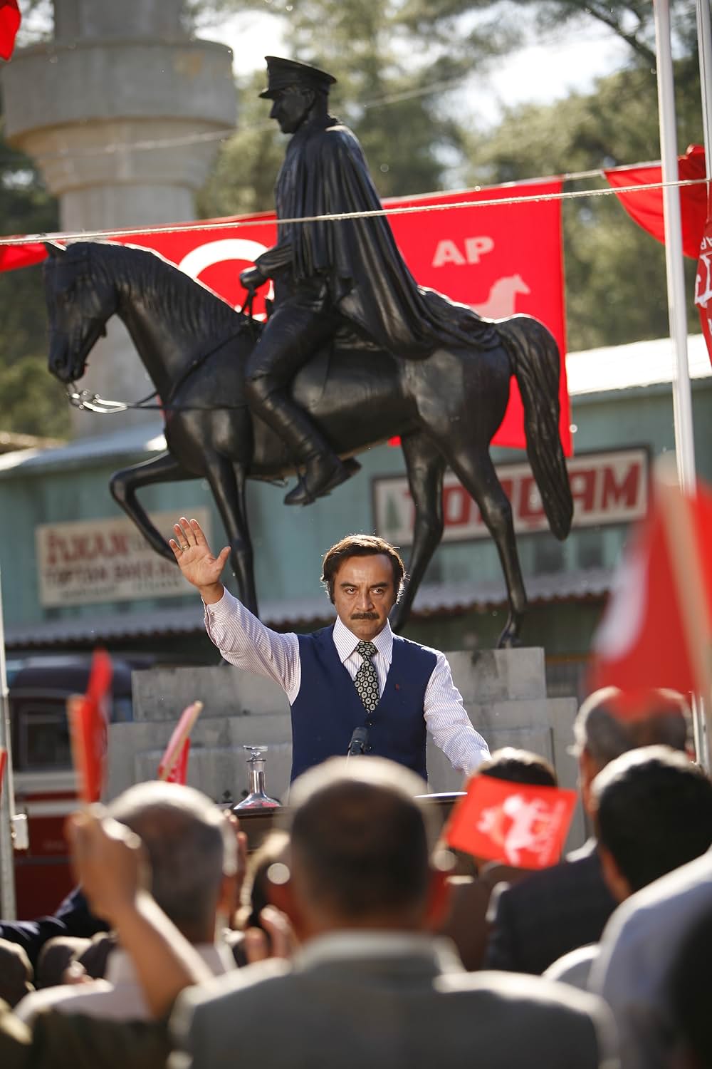 酸っぱいリンゴの木の下での画像