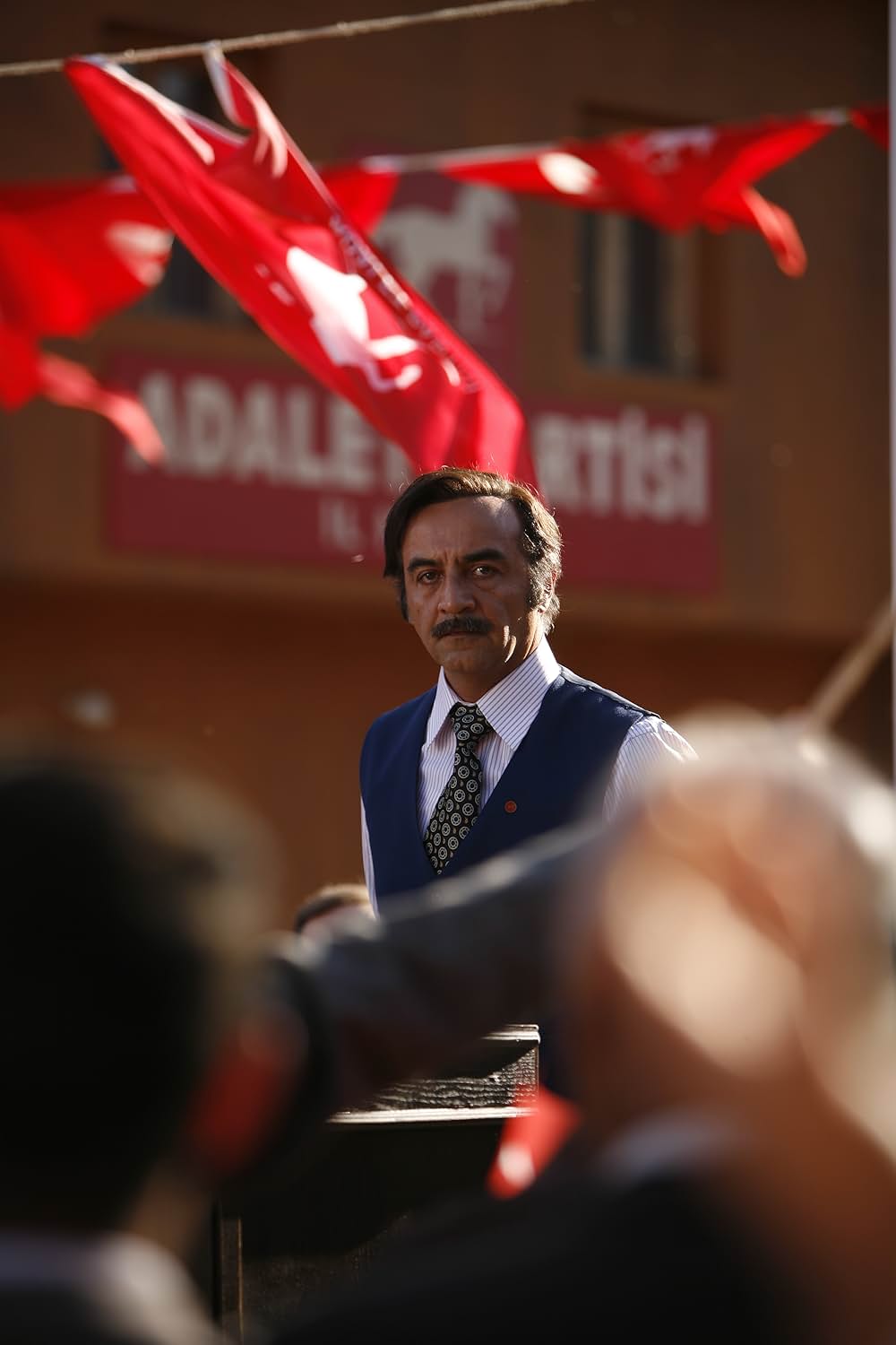 酸っぱいリンゴの木の下での画像