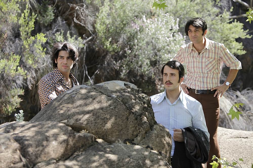 酸っぱいリンゴの木の下での画像