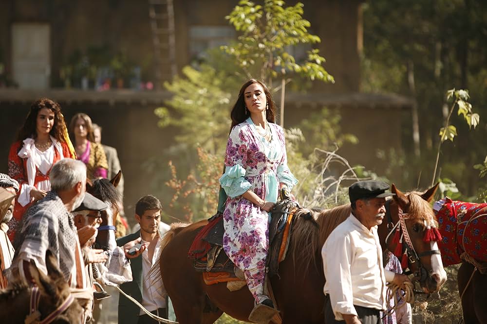 酸っぱいリンゴの木の下での画像