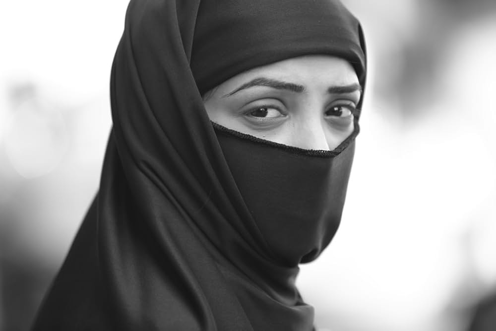 ブルカの中の口紅の画像