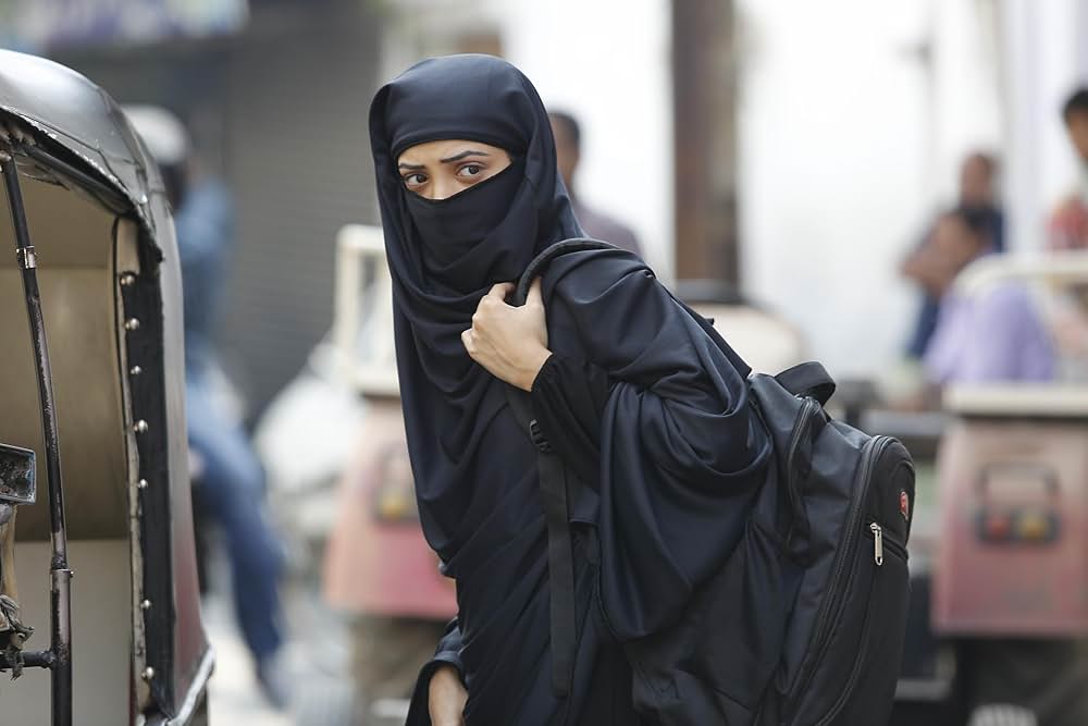 ブルカの中の口紅の画像