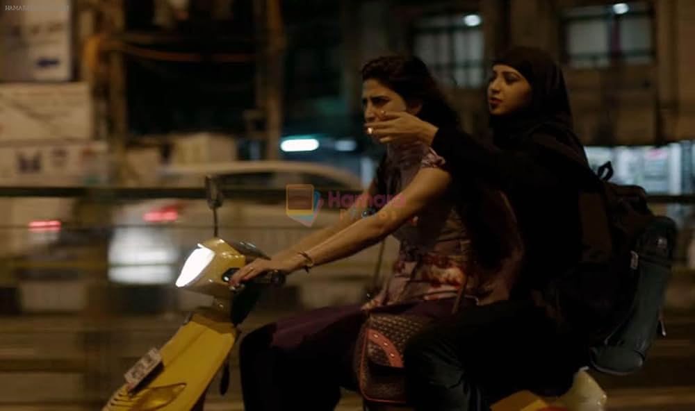 ブルカの中の口紅の画像