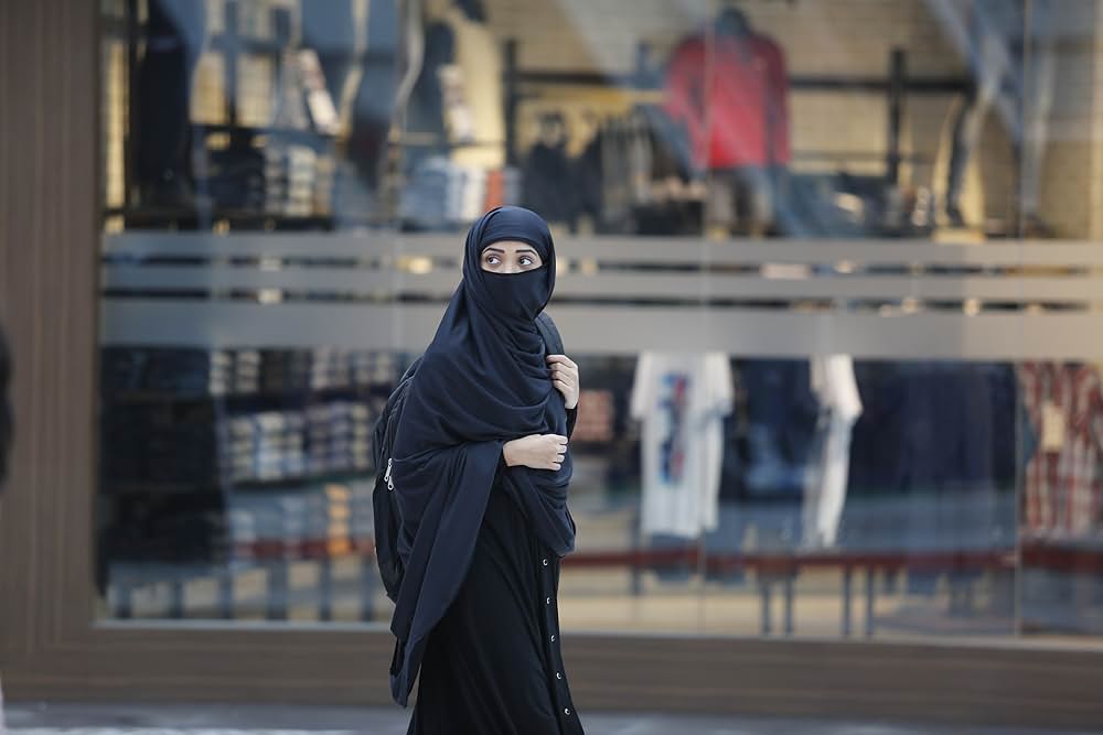 ブルカの中の口紅の画像