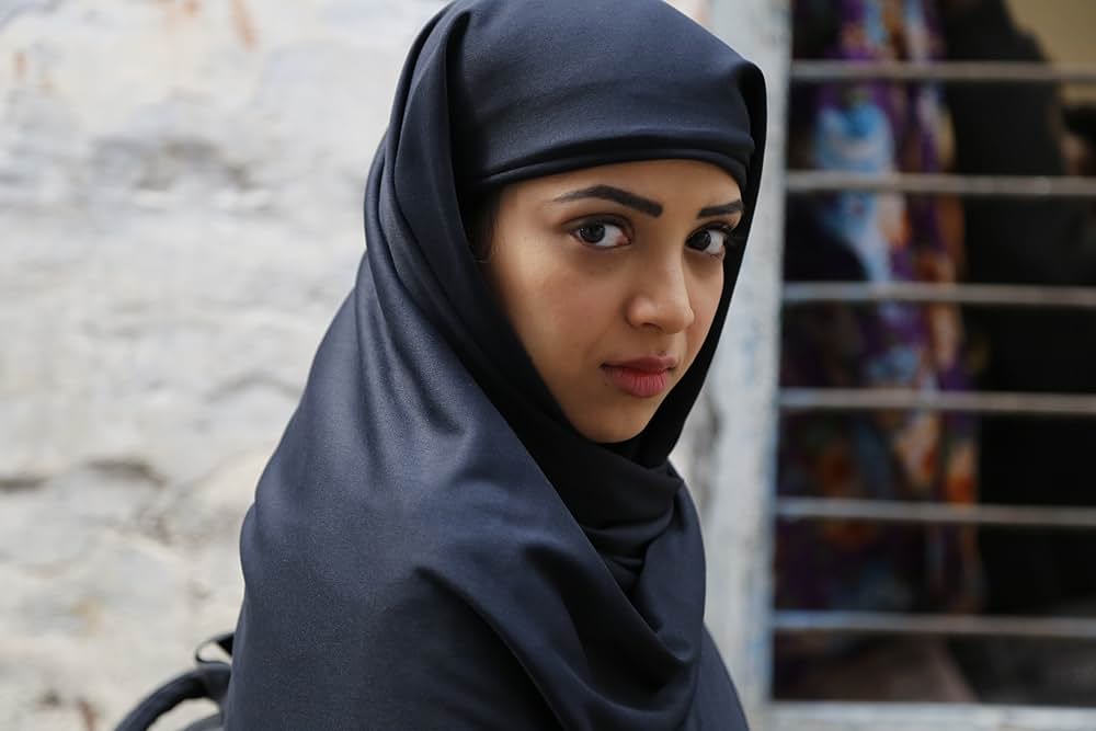 ブルカの中の口紅の画像