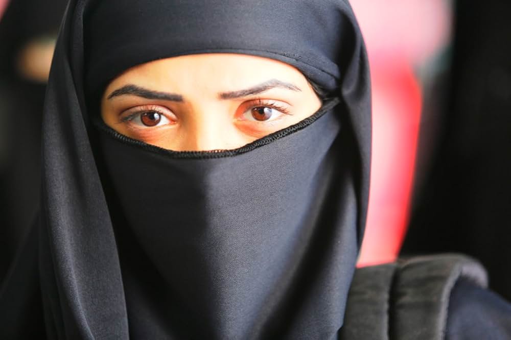 ブルカの中の口紅の画像