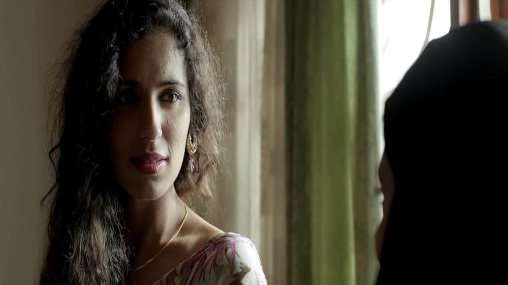 ブルカの中の口紅の画像