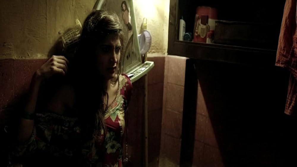 ブルカの中の口紅の画像