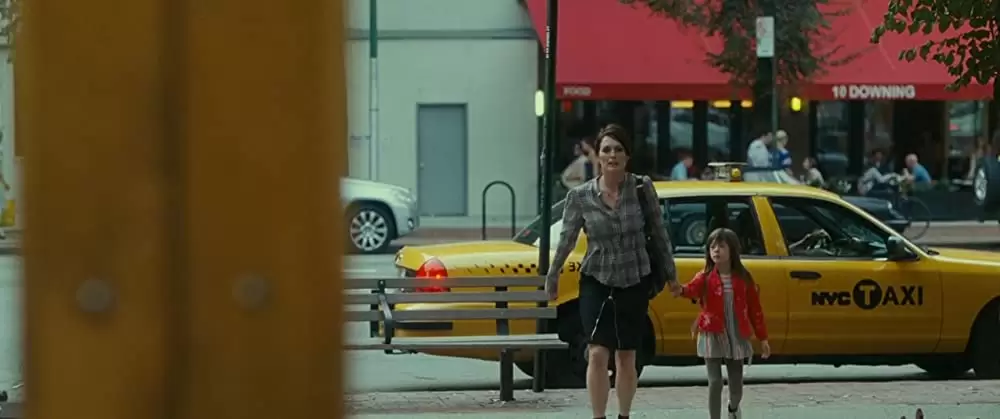 「メイジーの瞳」ジュリアン・ムーア & オナタ・アプリールの画像