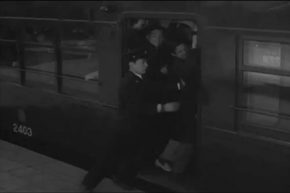 満員電車の画像