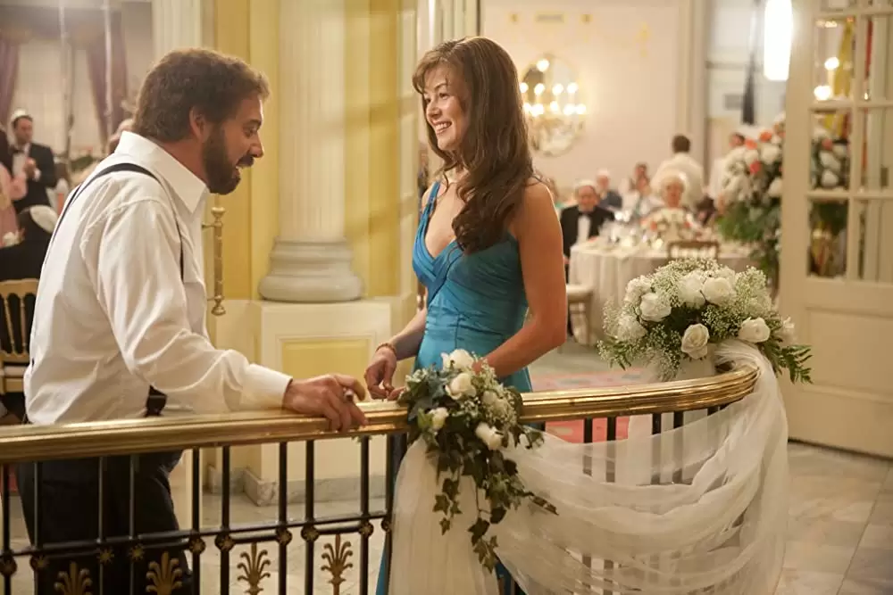 「バーニーズ・バージョン ローマと共に」ケイリー・エルウィズ & ミラ・ソルビノ & ポール・ジアマッティ & ロザムンド・パイクの画像