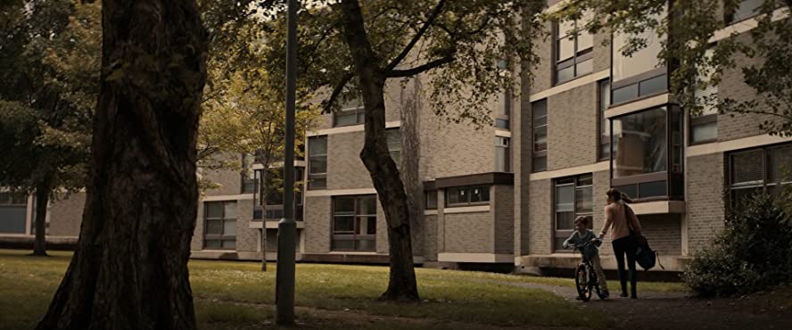 ホール・イン・ザ・グラウンドの画像