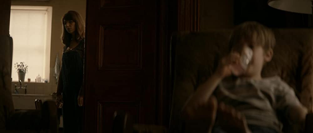 ホール・イン・ザ・グラウンドの画像