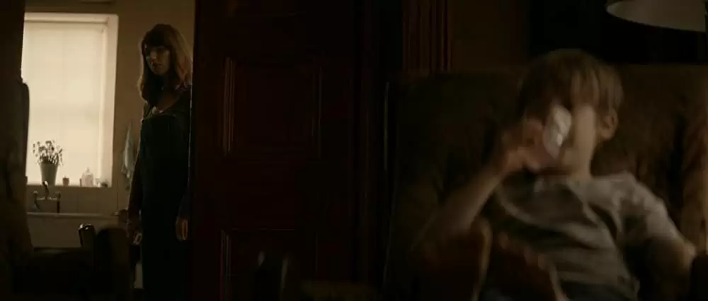 ホール・イン・ザ・グラウンドの画像