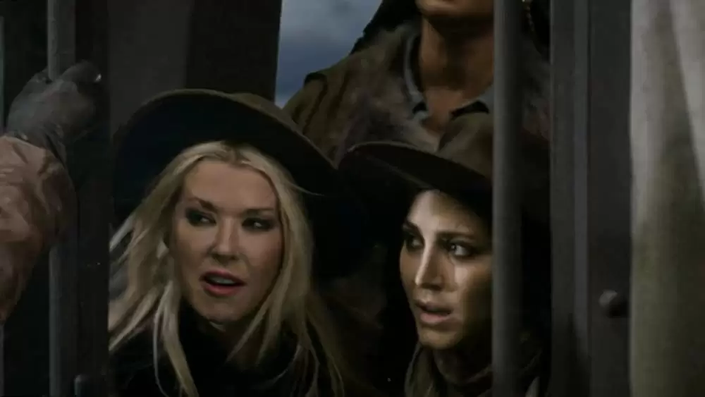 「シャークネード ラスト・チェーンソー 4DX」タラ・リード & キャシー・スケルボの画像