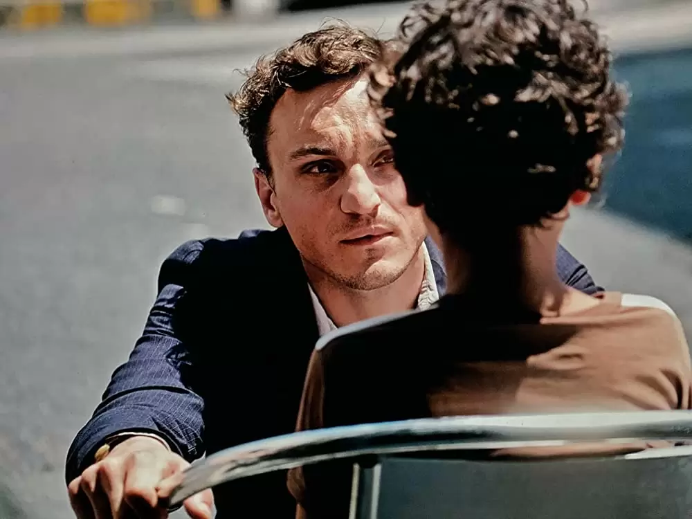 未来を乗り換えた男の画像