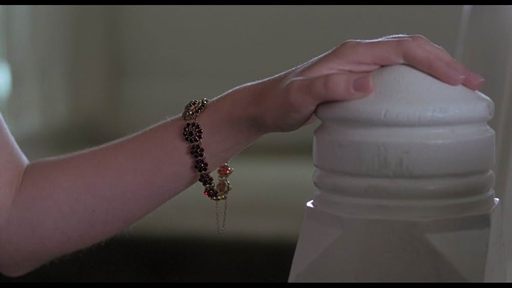 ゆりかごを揺らす手の画像