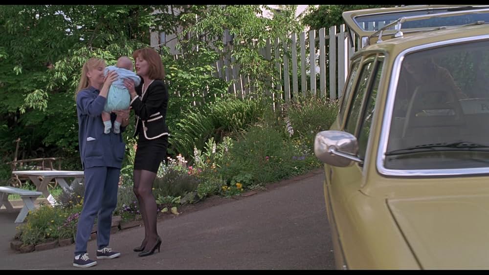 ゆりかごを揺らす手の画像