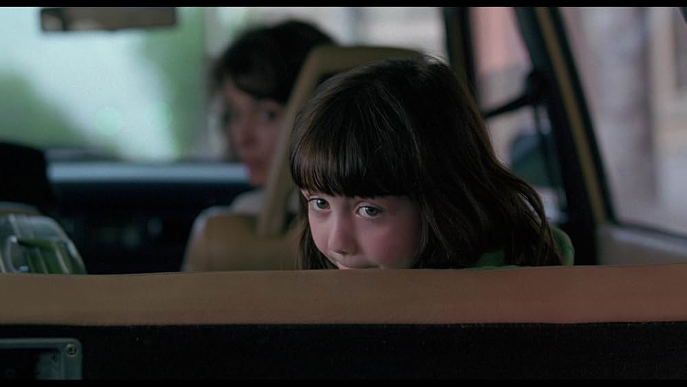 ゆりかごを揺らす手の画像