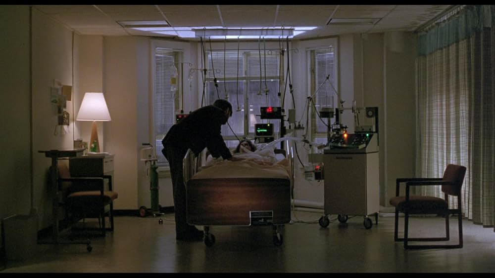 ゆりかごを揺らす手の画像