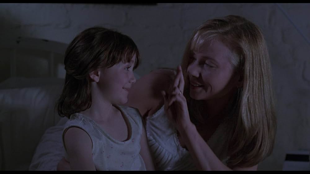 ゆりかごを揺らす手の画像