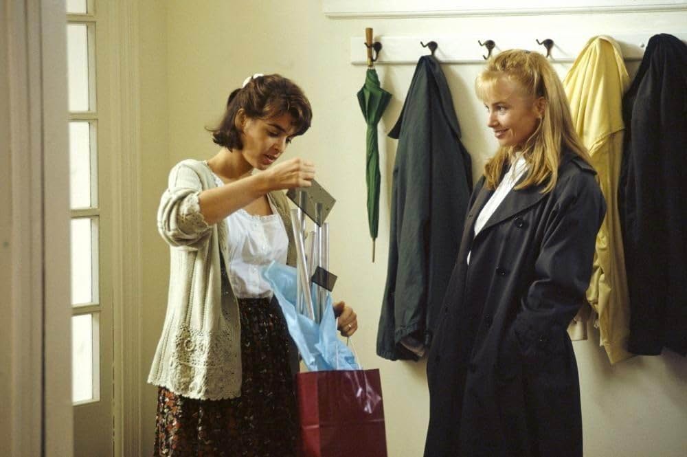 ゆりかごを揺らす手の画像