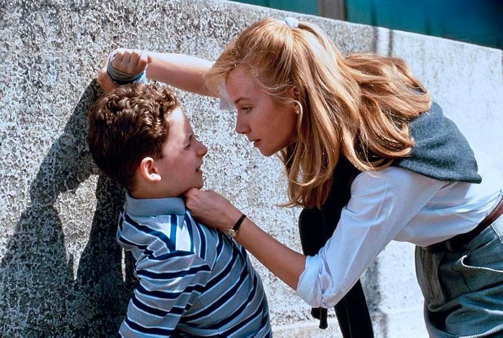 ゆりかごを揺らす手の画像