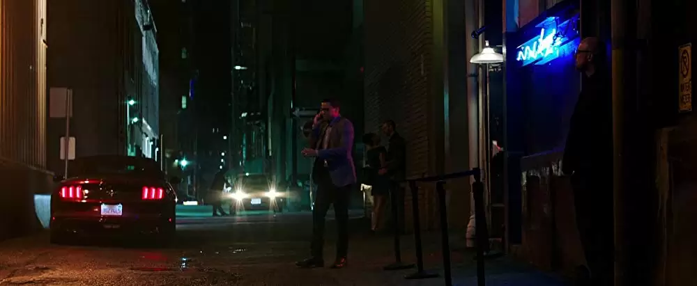 侵入する男の画像