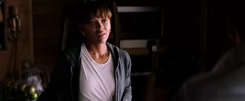 侵入する男の画像