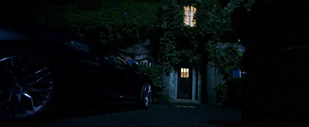 侵入する男の画像