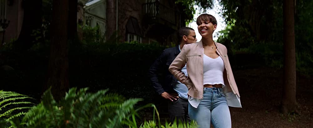 侵入する男の画像