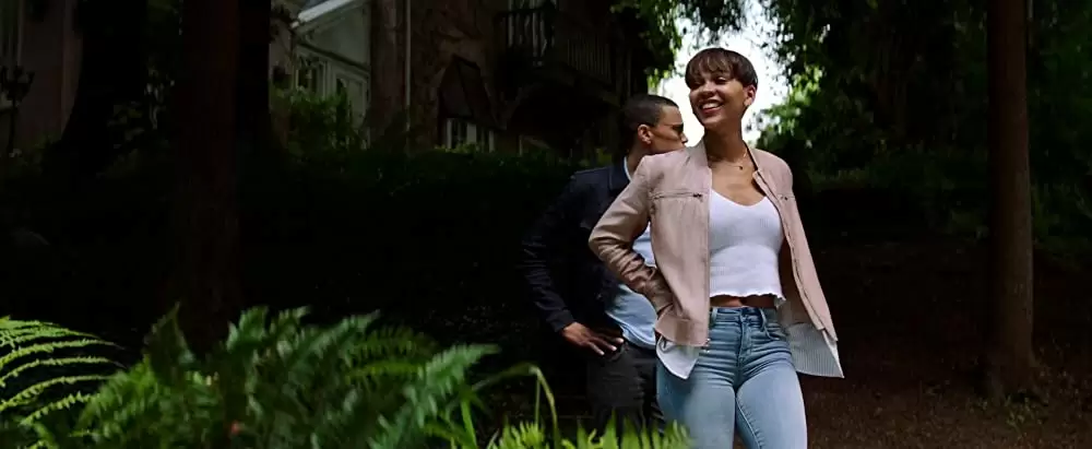 侵入する男の画像