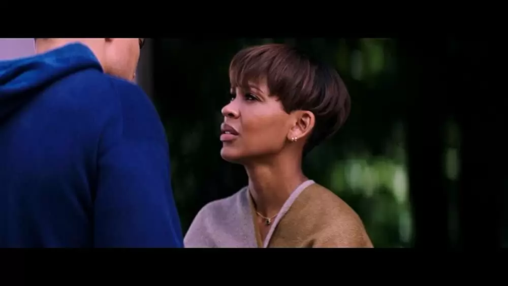 侵入する男の画像