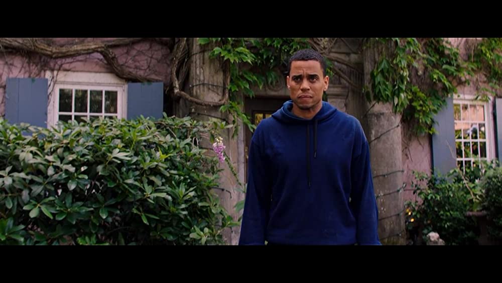 侵入する男の画像