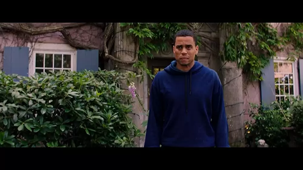 侵入する男の画像