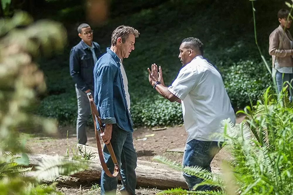 侵入する男の画像