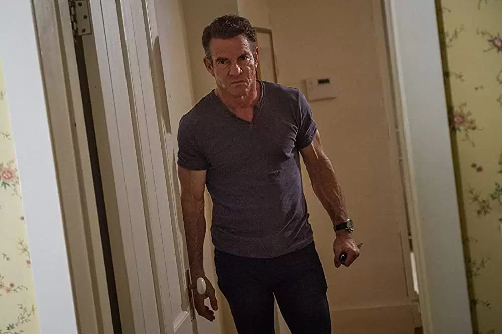 侵入する男の画像