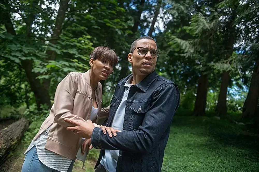 侵入する男の画像