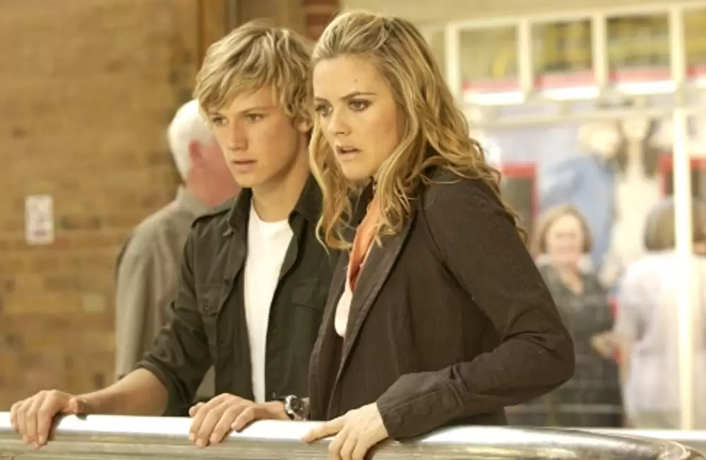 「アレックス・ライダー」アリシア・シルバーストーン & アレックス・ペティファーの画像