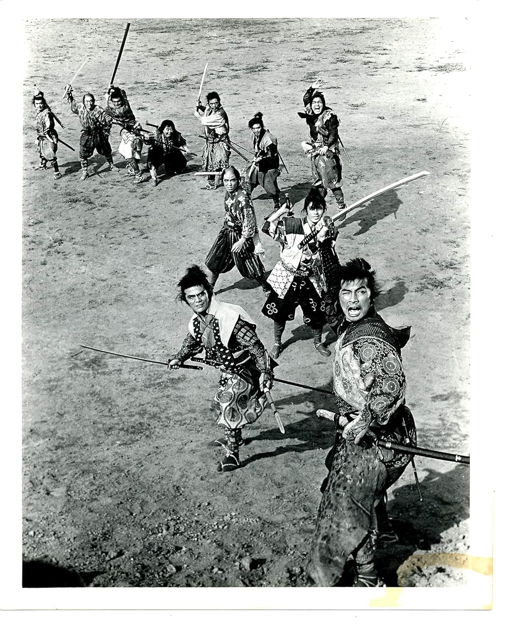 野盗風の中を走るの写真