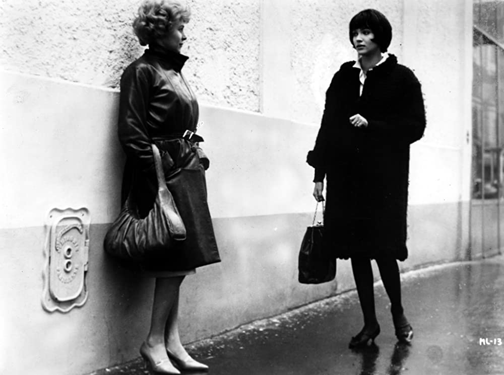 女と男のいる舗道の画像