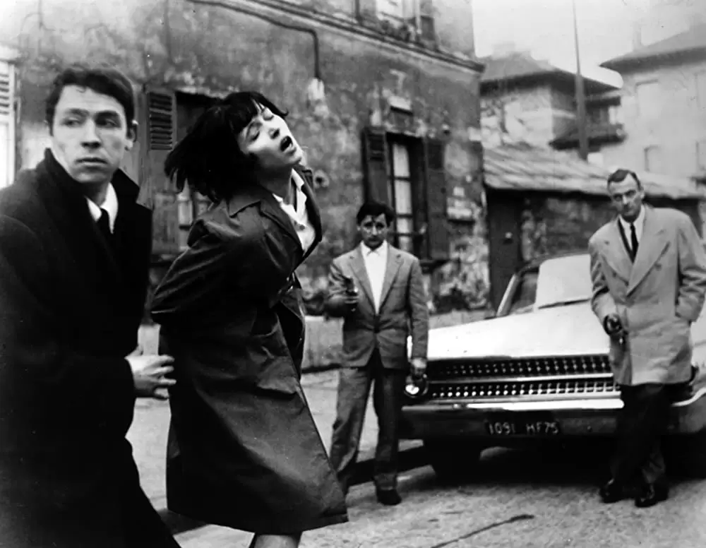 女と男のいる舗道の画像